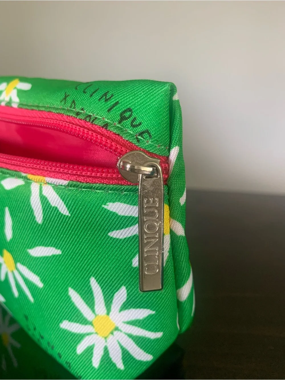 New! Clinique 6 piece makeup with Green Daisy Cosmetic Pouch